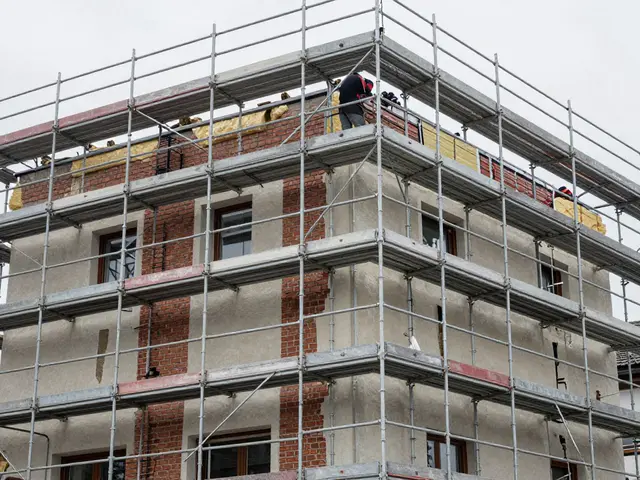 Gerüstkosten bei Fassadensanierung: Realistische Kalkulation und Tipps für echte Einsparungen
