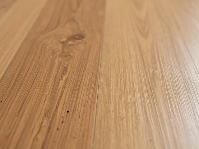 Holzboden ölen oder lackieren: So wählen Sie das richtige Oberflächenfinish